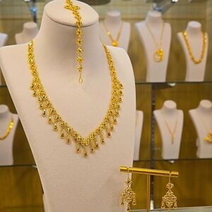 Elegant Gold Necklace